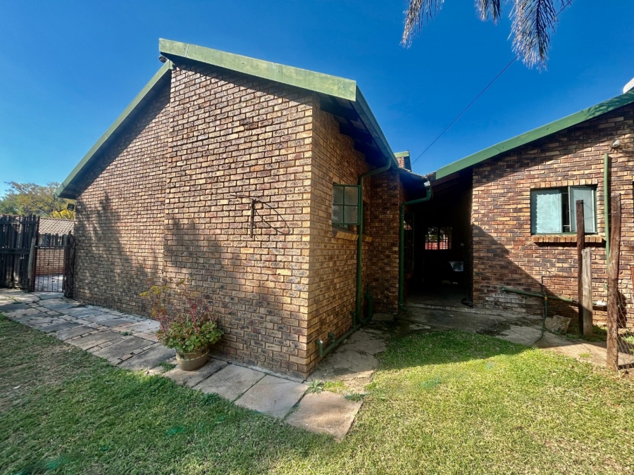 5 Bedroom Property for Sale in Ifafi North West